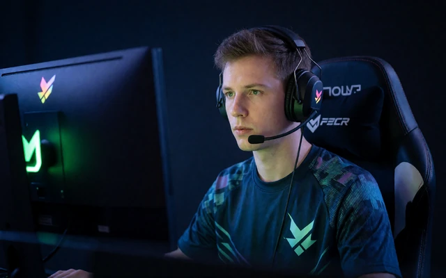 Professioneller Esports-Spieler mit Headset am leuchtenden PC - CS2 und Dota 2 Wetten